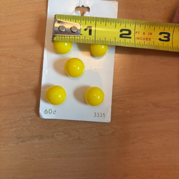 Vintage La Mode Yellow Plastic Buttons Ball on Original Card 1960s 1970s - Picture 5 of 6
